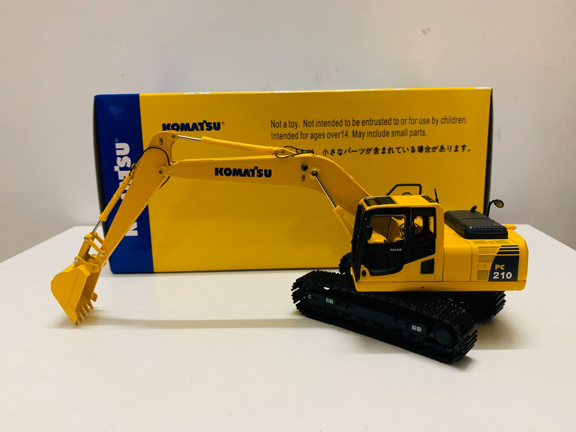 Komatsu PC210 Excavator Metal  - Model Kit Kshatriya recension och pris